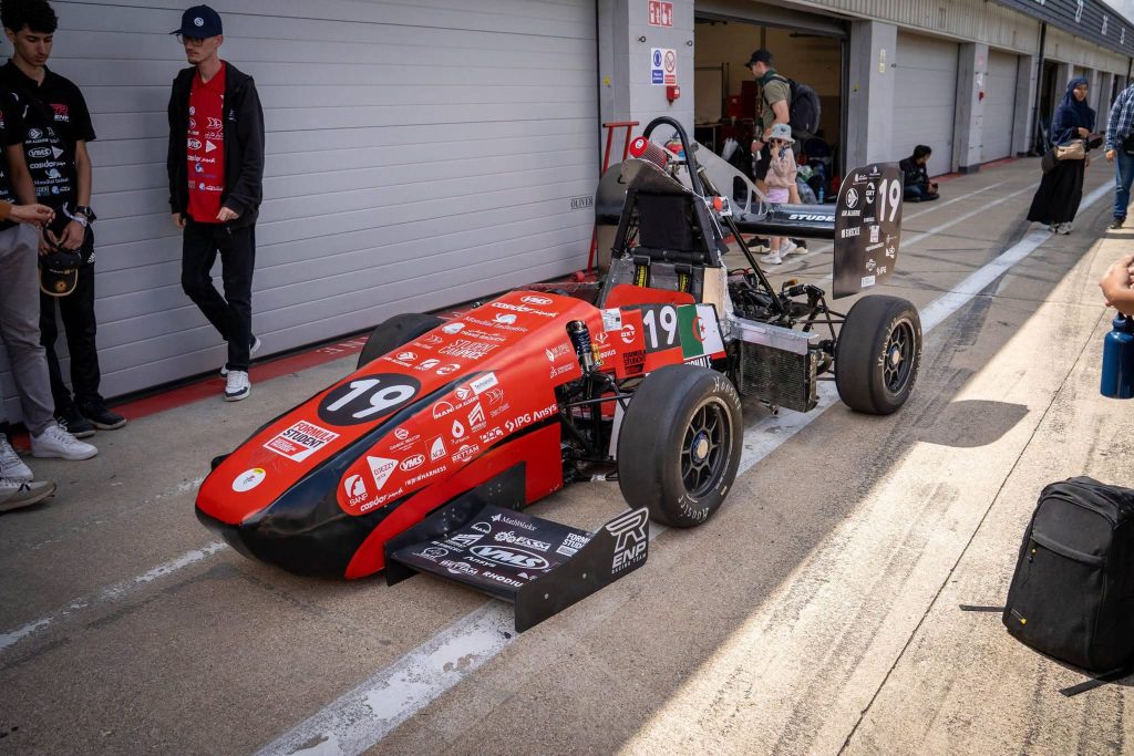 إنجاز جزائري في مضمار سيلفرستون.. ENP   Racing Team يفوز بجائزة أفضل فريق جديد