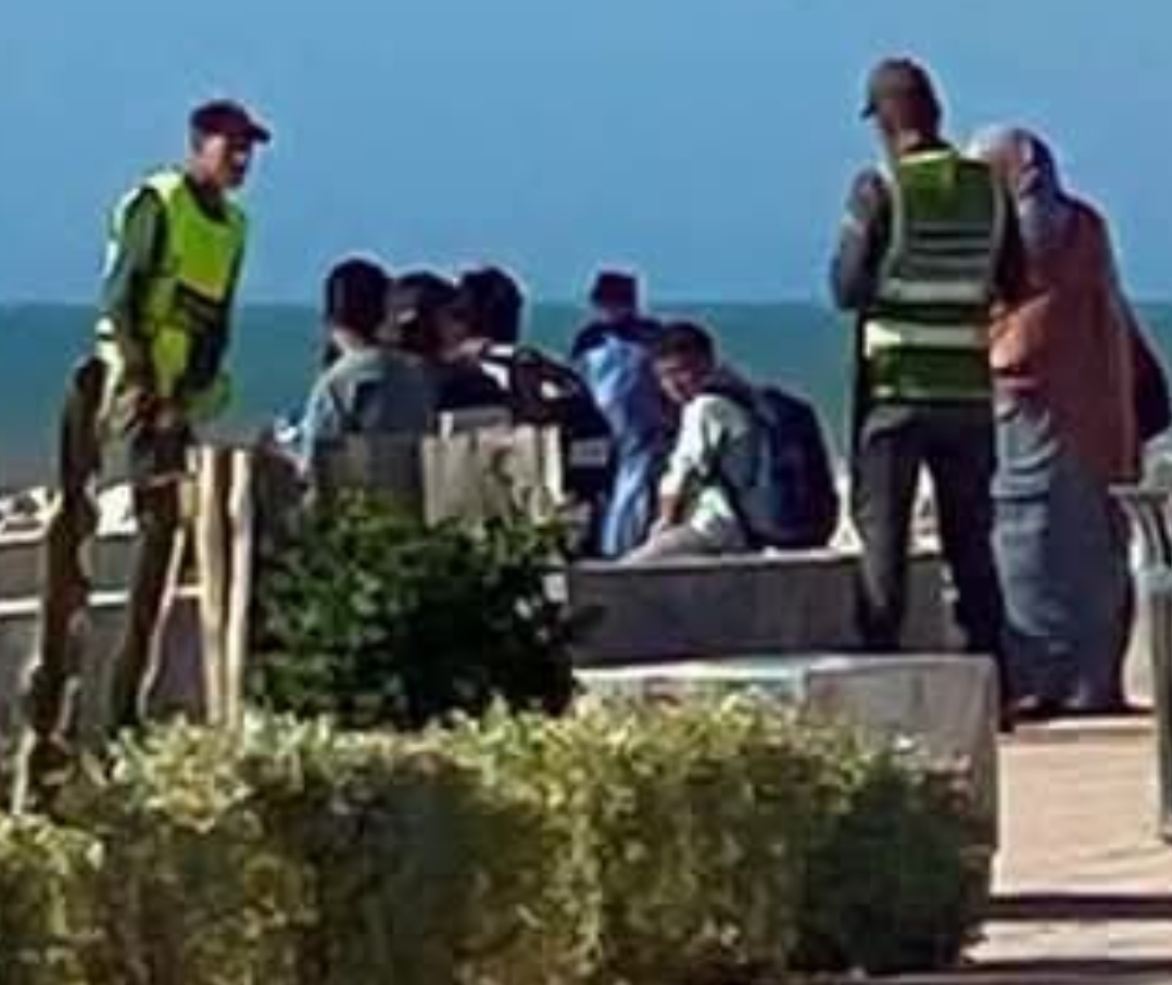 جريمته أنه ارتدى قميص الجزائر.. المخزن يعتقل طفلًا صحراويًا ويشعل غضبا في العيون المحتلة!