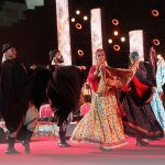 اللباس الشاوي الجزائري يخطف الأنظار في حفل اختتام مهرجان تيمقاد الدولي
