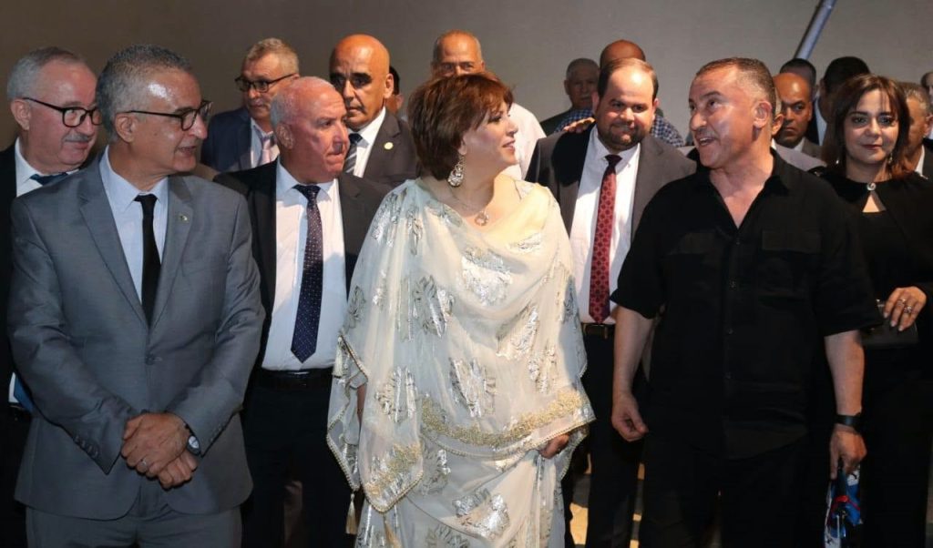 اللباس الشاوي الجزائري يخطف الأنظار في حفل اختتام مهرجان تيمقاد الدولي