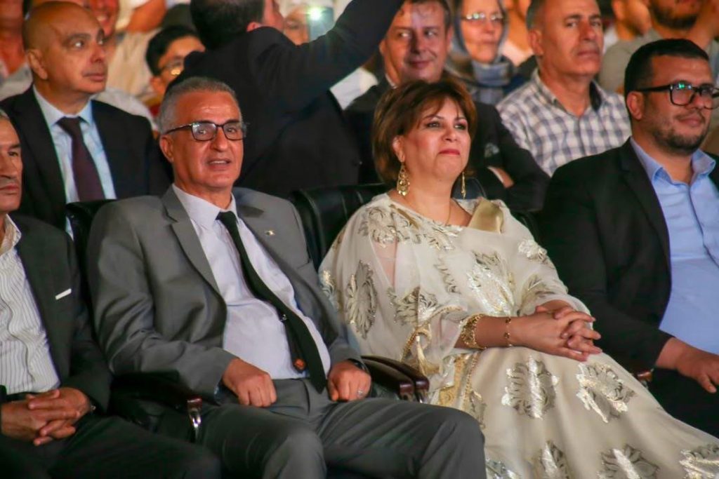 اللباس الشاوي الجزائري يخطف الأنظار في حفل اختتام مهرجان تيمقاد الدولي