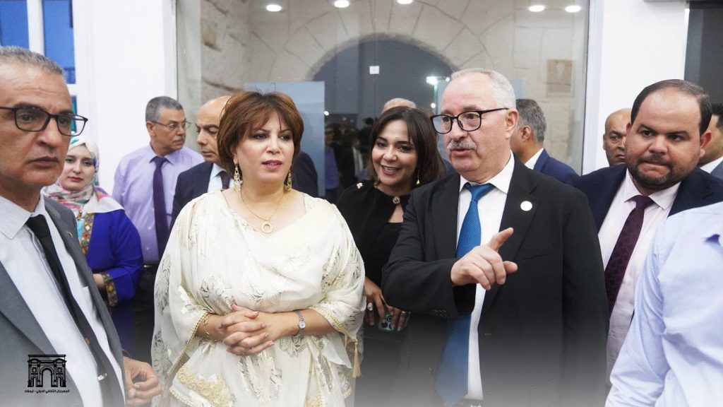 اللباس الشاوي الجزائري يخطف الأنظار في حفل اختتام مهرجان تيمقاد الدولي