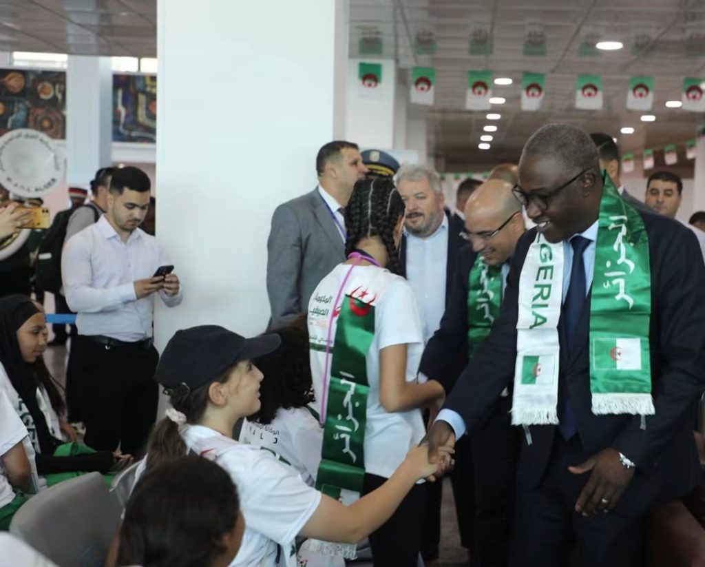 الجزائر تفتح ذراعيها لأبنائها.. استقبال أول وفد من الجالية الوطنية في المخيمات الصيفية 2026