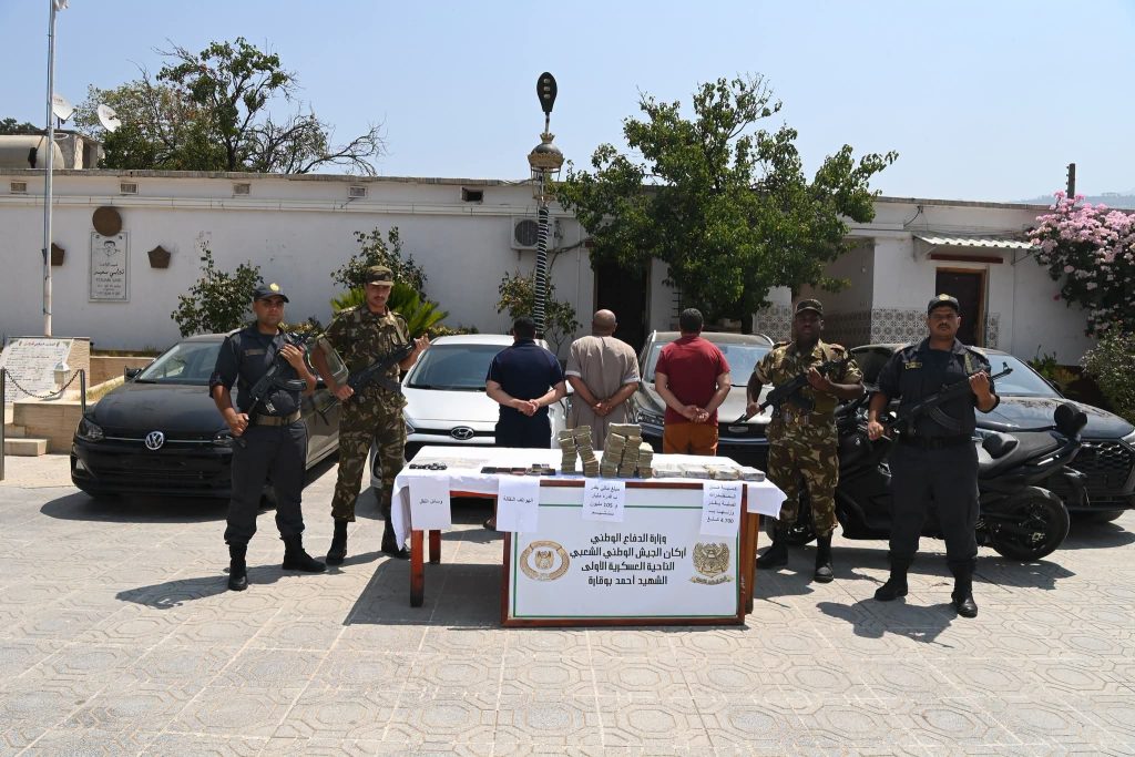 الجيش الجزائري يقضي على إرهابيين ويحجز كمية معتبرة من المخدرات على الحدود مع المغرب