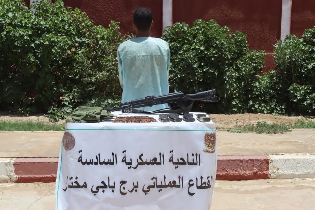 الإرهابي المكنى “أحمد” يسلم نفسه إلى السلطات العسكرية الجزائرية