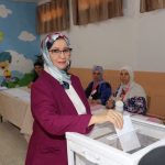 السيدة الأولى حرم الرئيس الجزائري تدلي بصوتها مع ابنتها في الانتخابات التشريعية