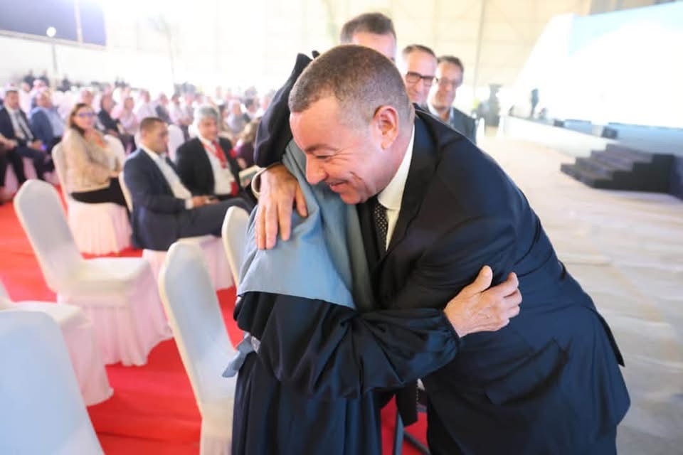 وزير الداخلية الجزائري يكرم أول إمراة طيار !