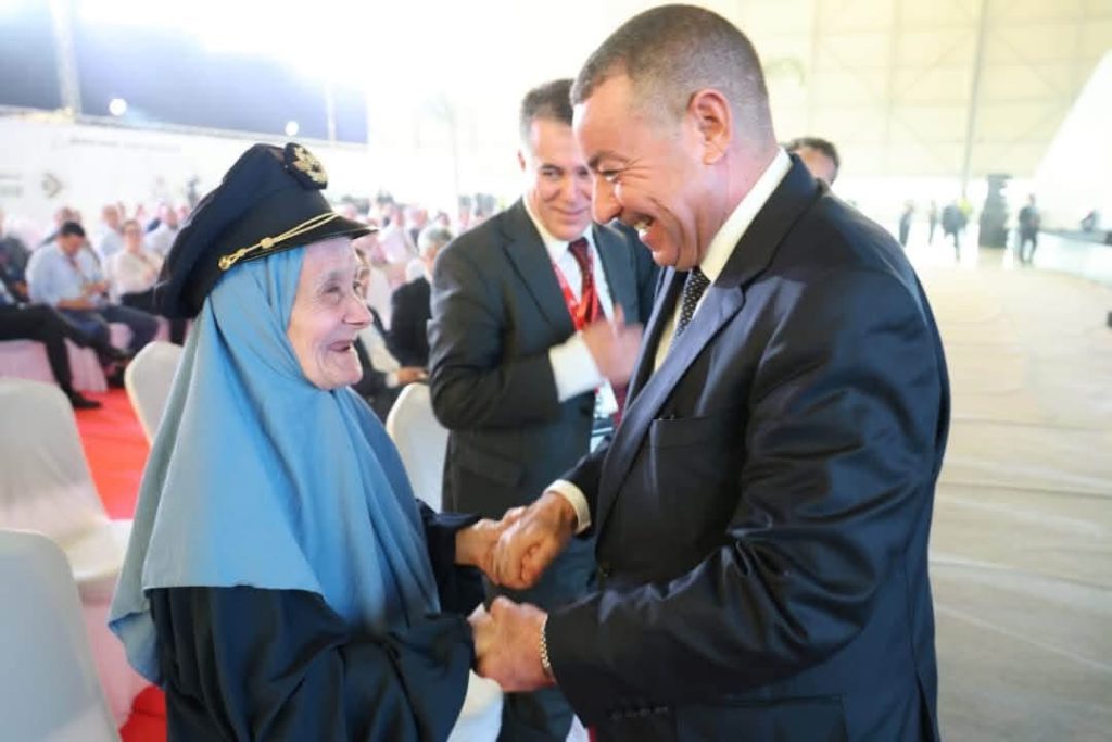 وزير الداخلية الجزائري يكرم أول إمراة طيار !