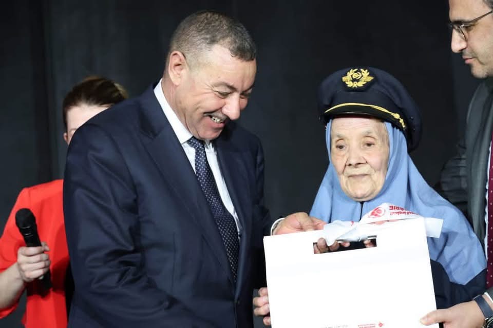 وزير الداخلية الجزائري يكرم أول إمراة طيار !
