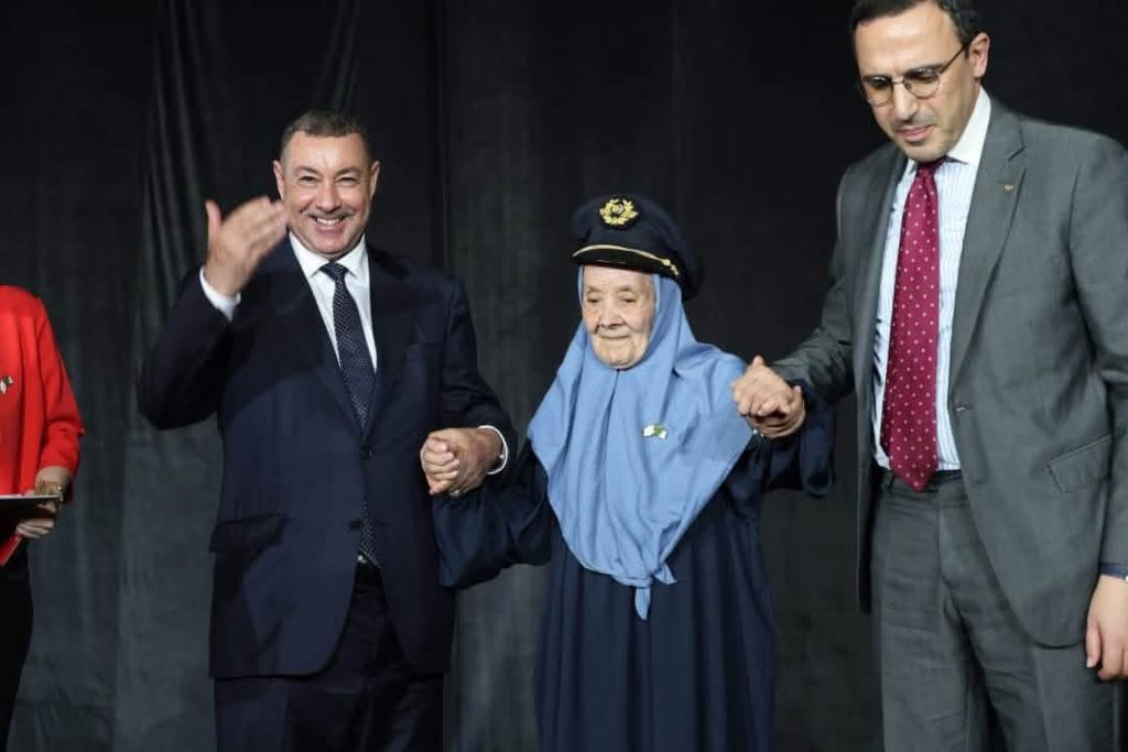 وزير الداخلية الجزائري يكرم أول إمراة طيار !