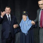 وزير الداخلية الجزائري يكرم أول إمراة طيار !