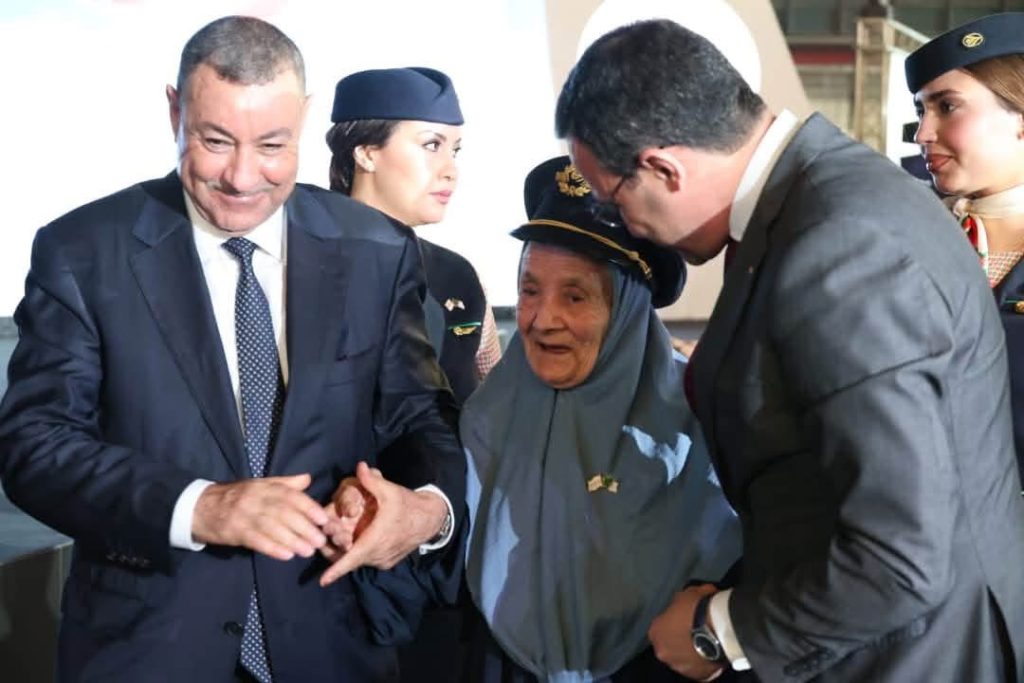 وزير الداخلية الجزائري يكرم أول إمراة طيار !