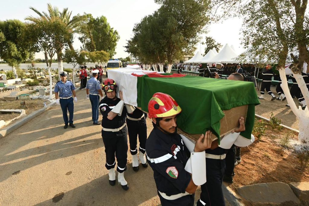 أجواء جنائزية مهيبة في تشييع جثامين ضحايا فاجعة المحمدية بالجزائر 