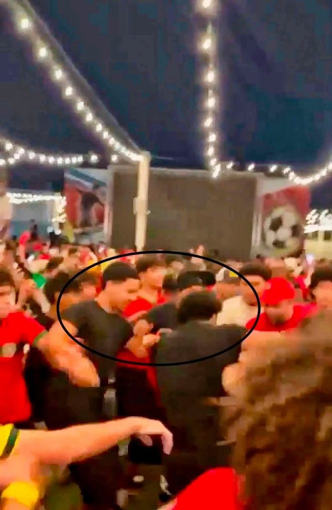 إعتداء سافر من مغاربة على طفل جزائري خلال تشجيعه للمنتخب المغربي.. فيديو صادم!