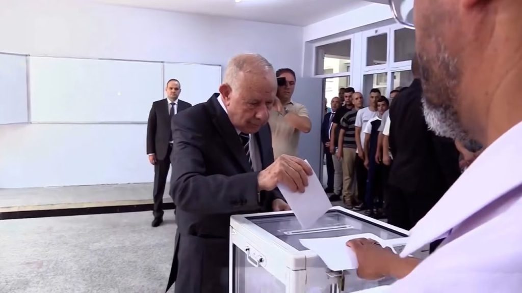 الفريق أول السعيد شنقريحة يؤدي واجبه الإنتخابي
