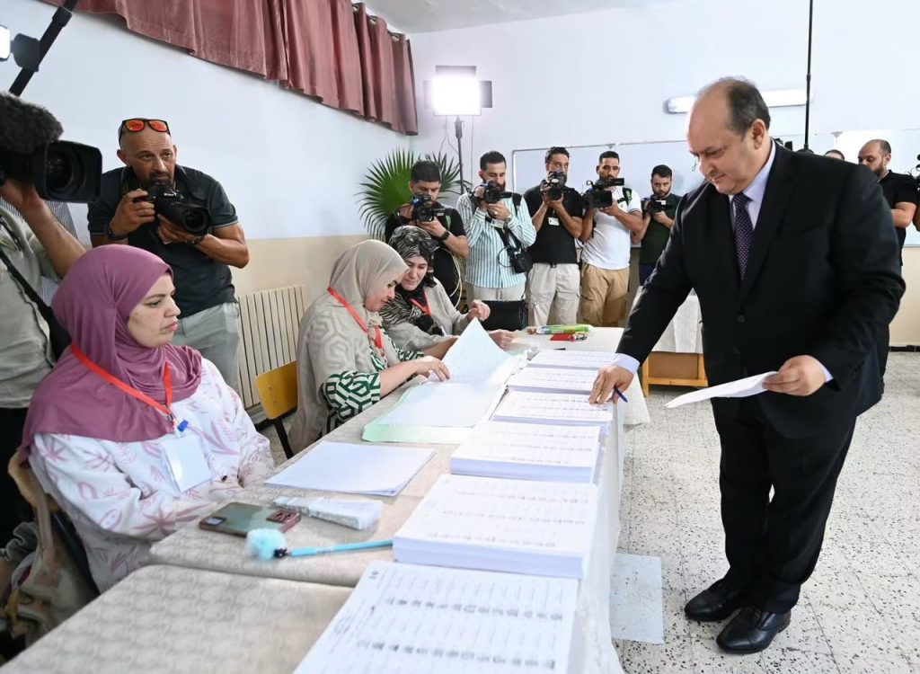 الوزير الأول الجزائري يؤدي واجبه الانتخابي