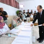 الوزير الأول الجزائري يؤدي واجبه الانتخابي