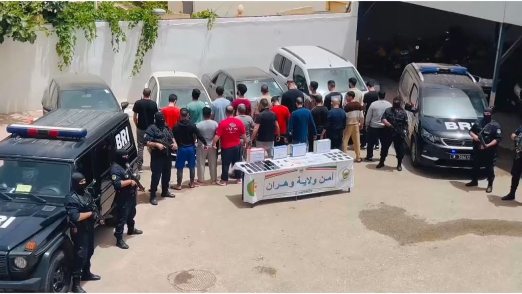 18 مغربيا في قبضة الأمن الجزائري.. شرطة وهران تطيح بشبكة دولية للإبحار السري!