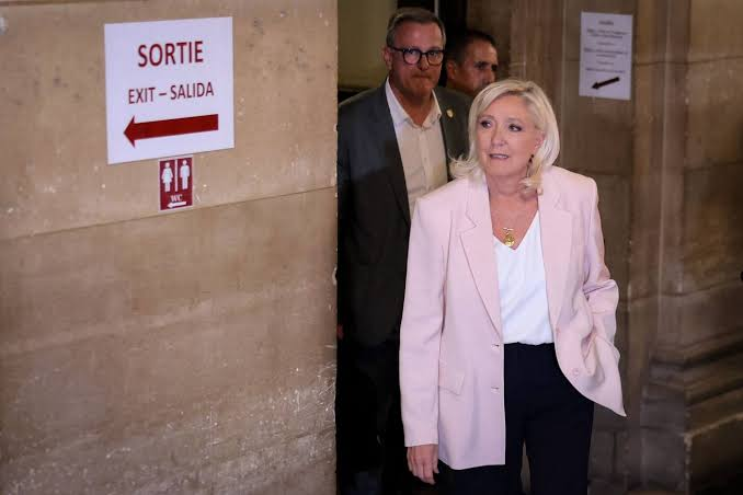 Malgré sa condamnation, Marine Le Pen reste dans la course à l’Élysée