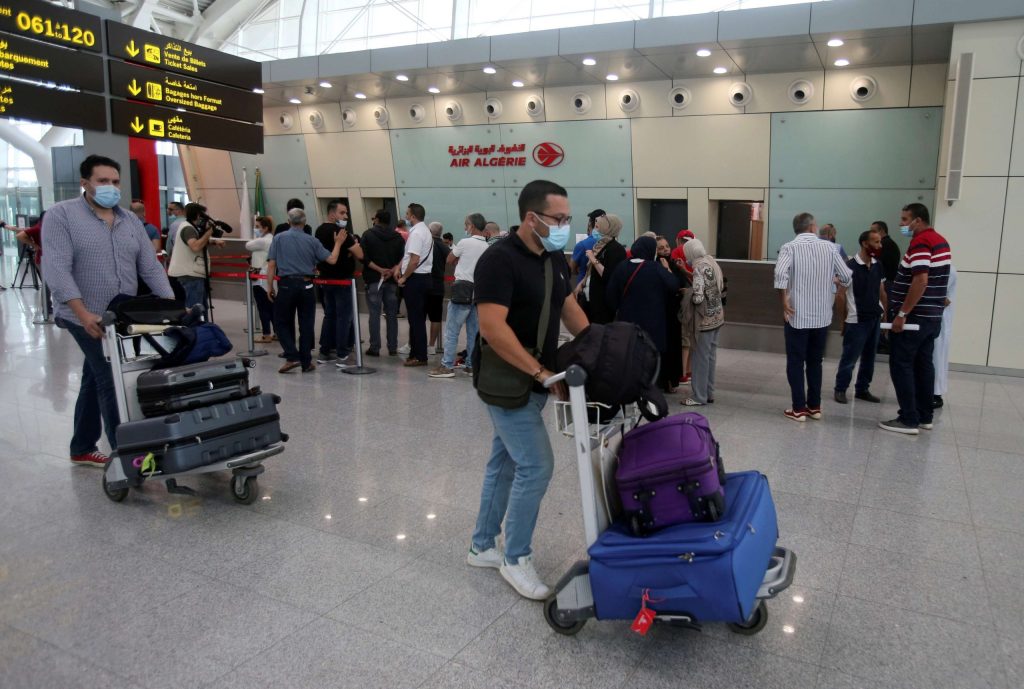 إجراءات جديدة للتصريح بالعملة قبل السفر في الجزائر