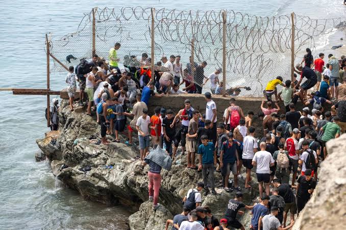 إسبانيا تحصن حدود سبتة.. حاجز بحري جديد لصد النازحين المغاربة
