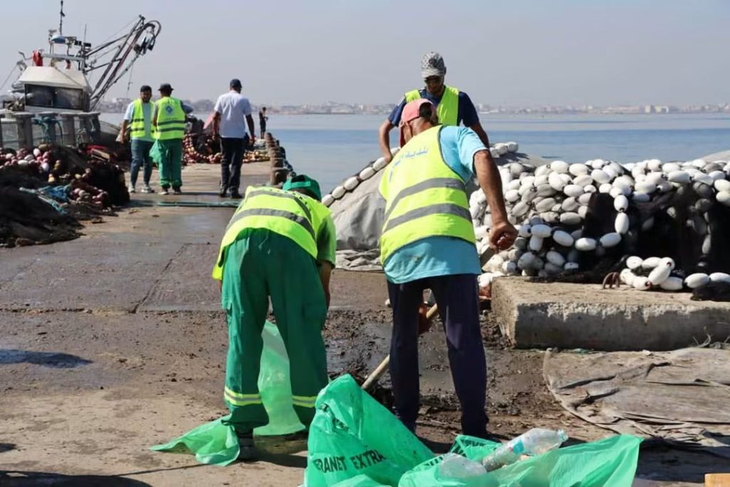 حملة وطنية لتنظيف 45 ميناء وملجأ للصيد.. الجزائر تكثف جهود حماية البيئة البحرية