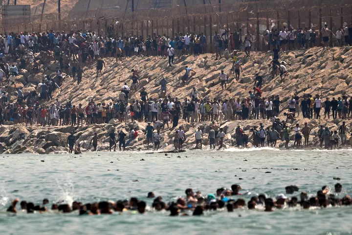 حاكم إقليم سبتة الإسبانية : المغرب غير جدير بالثقة بعد تسهيل موجة عبور جماعي لمهاجرين غير شرعيين إلى سبتة