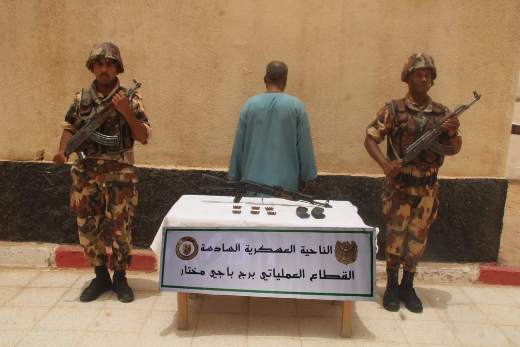 الإرهابي المكنى “أبو محمد” يسلم نفسه للسلطات العسكرية الجزائرية