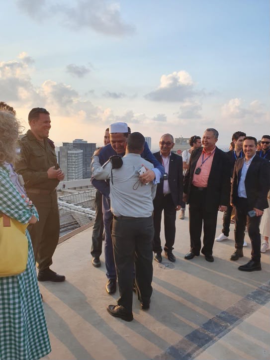 إسرائيل تتحرك “علناً” لمنع تسليم أيوب عيسيو.. ما علاقة الهارب من العدالة الجزائرية بالمخابرات الإسرائيلية والمغربية والفرنسية !