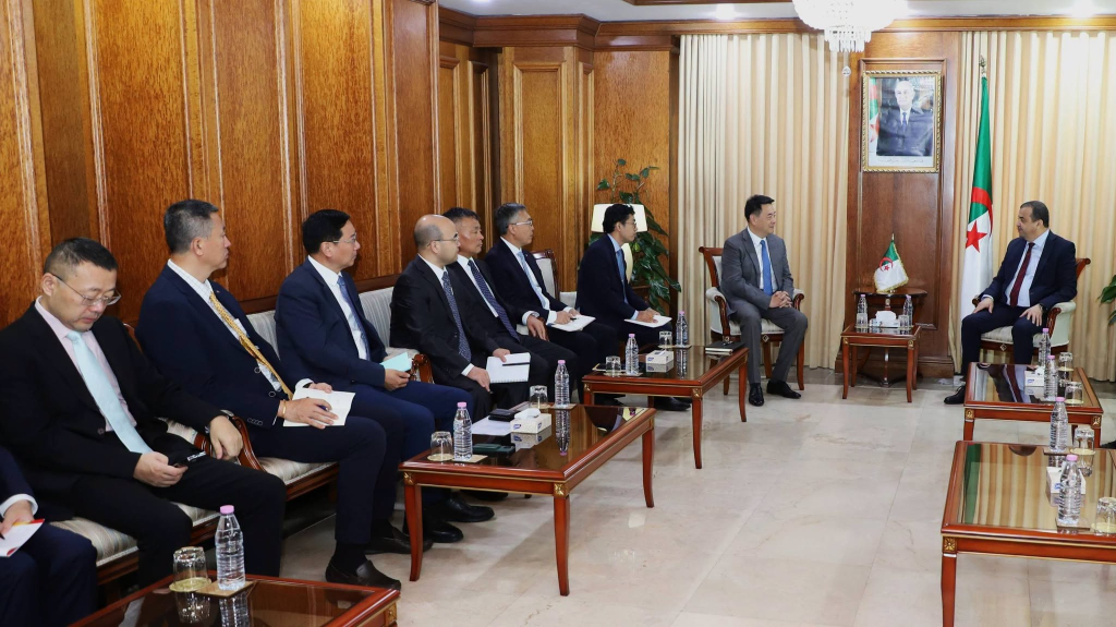 Le ministre d’État, ministre des Hydrocarbures, reçoit une délégation du géant chinois de l’acier China Baowu