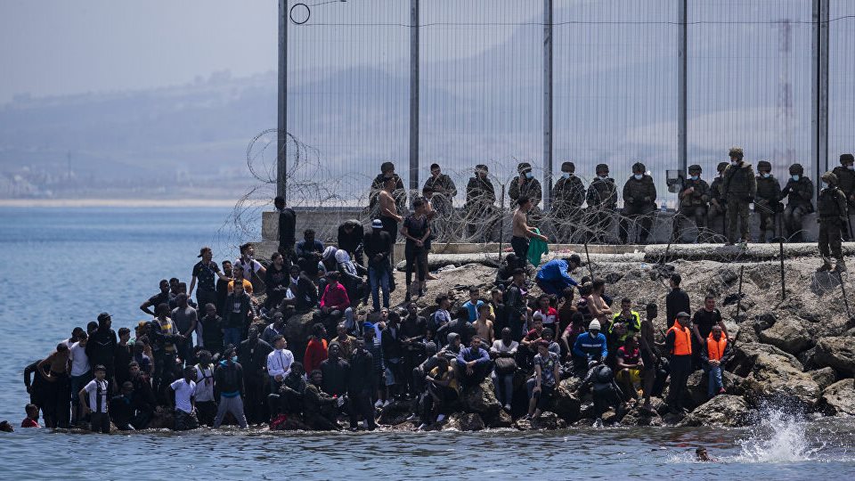 الحزب الشعبي الأوروبي يلوح بعقوبات اقتصادية ضد المغرب لحسم أزمة الهجرة في سبتة