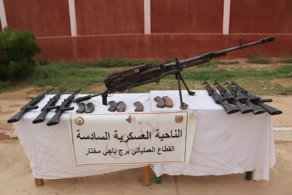 الجيش الجزائري يسترجع أسلحة نارية ثقيلة وكمية من الذخيرة كانت مخبأة على مستوى الشريط الحدودي الجنوبي