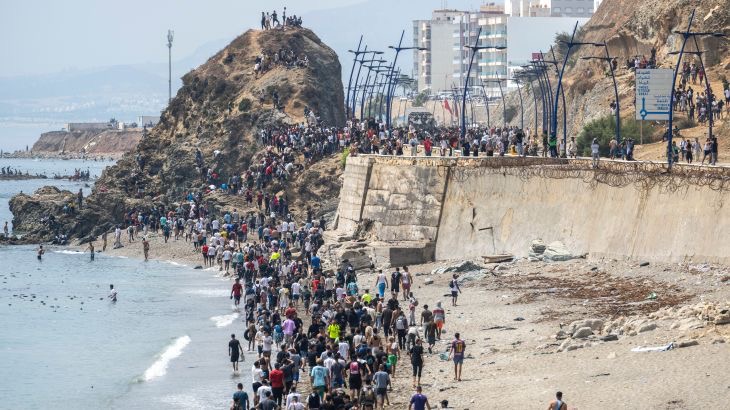 سبتة تحاصر المغرب قضائيًا وإعلاميا.. إسبانيا تفتح ملف “الحرب الهجينة” بعد عبور 70 ألف مهاجر!
