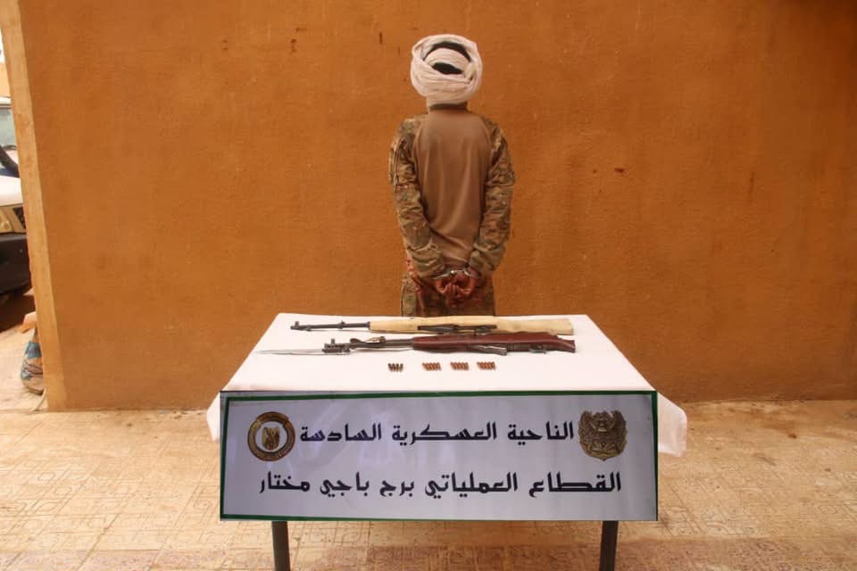 بحوزته بندقيتين من نوع “سيمنوف”.. الإرهابي المدعو “علي” يسلم نفسه للسلطات العسكرية الجزائرية!