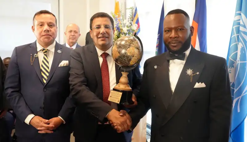 رئيس البرلمان الإفريقـي الجزائري فاتح بوطبيق يتوج بجائزة القيادة العالمية المتميزة بنيويورك!