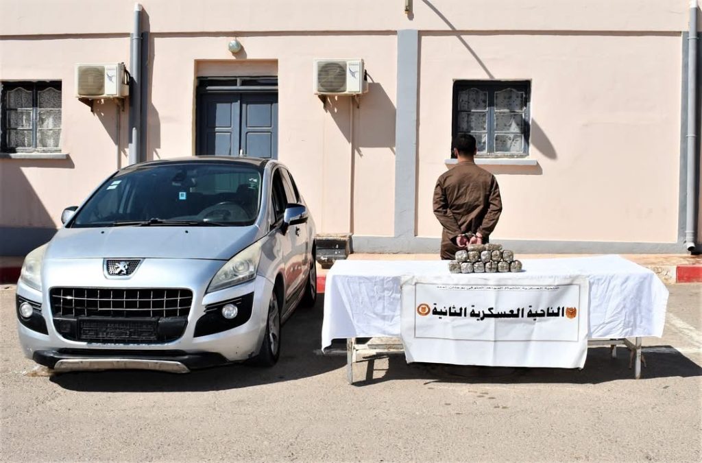 الجيش الجزائري يوقف 12 شخصا ويحجز 7 مسدسات رشاشة من نوع “كلاشينكوف”