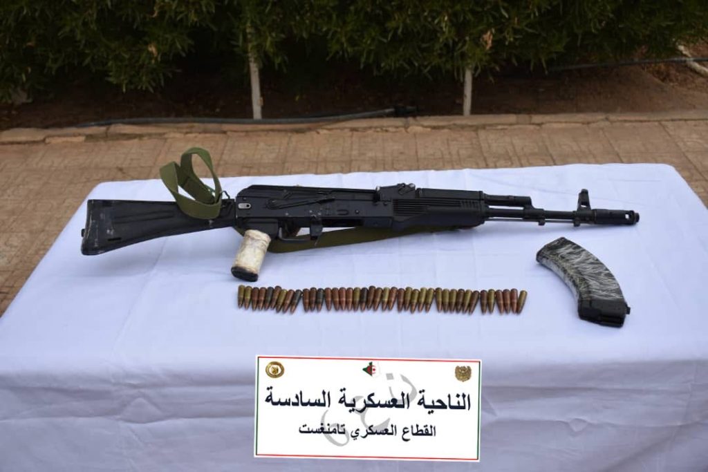 الجيش الجزائري يوقف 12 شخصا ويحجز 7 مسدسات رشاشة من نوع “كلاشينكوف”
