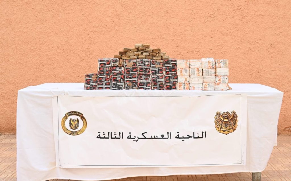 الجيش الجزائري يوقف 12 شخصا ويحجز 7 مسدسات رشاشة من نوع “كلاشينكوف”