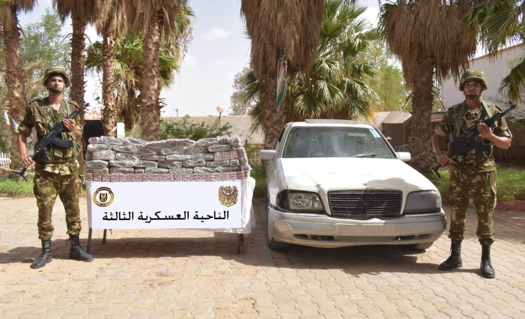 الجيش الجزائري يوقف 12 شخصا ويحجز 7 مسدسات رشاشة من نوع “كلاشينكوف”