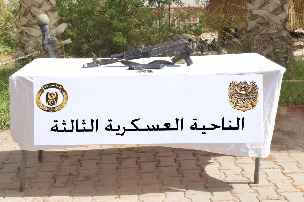 الجيش الجزائري يوقف 12 شخصا ويحجز 7 مسدسات رشاشة من نوع “كلاشينكوف”