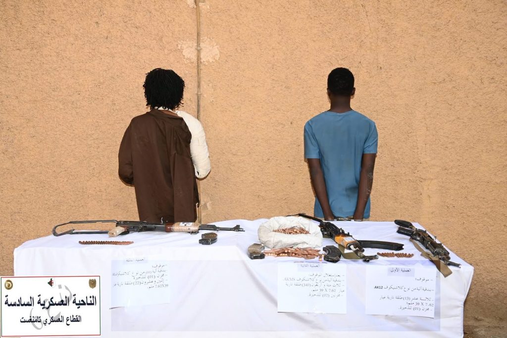 الجيش الجزائري يوقف 12 شخصا ويحجز 7 مسدسات رشاشة من نوع “كلاشينكوف”