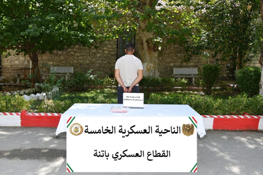 الجيش الجزائري يوقف 12 شخصا ويحجز 7 مسدسات رشاشة من نوع “كلاشينكوف”