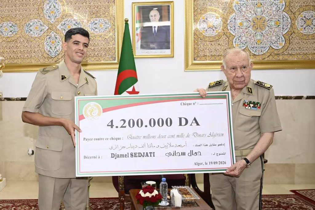 شنقريحة يكرم البطل جمال سجاتي!