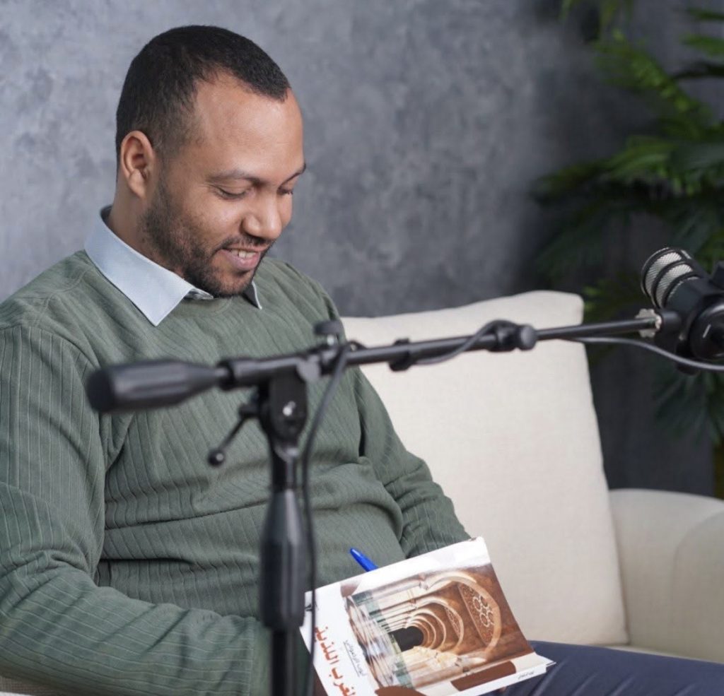 كاتب مغربي متهكما على قرار التطبيع المذل .. “العلف” يليق بنا كشعب مغربي ..!