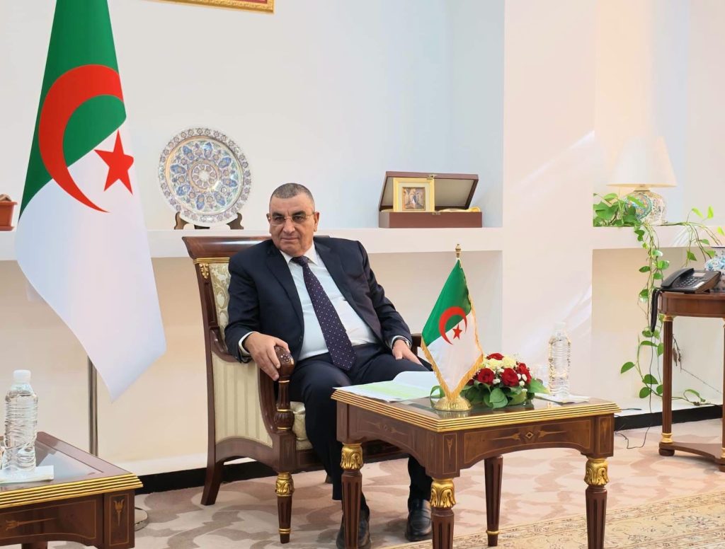 جلاوي يبحث مع البنكين الإسلامي والإفريقي للتنمية تمويل كبرى مشاريع السكك الحديدية..العدّ التنازلي لإطلاق الخط السككي تمنراست -الجزائر