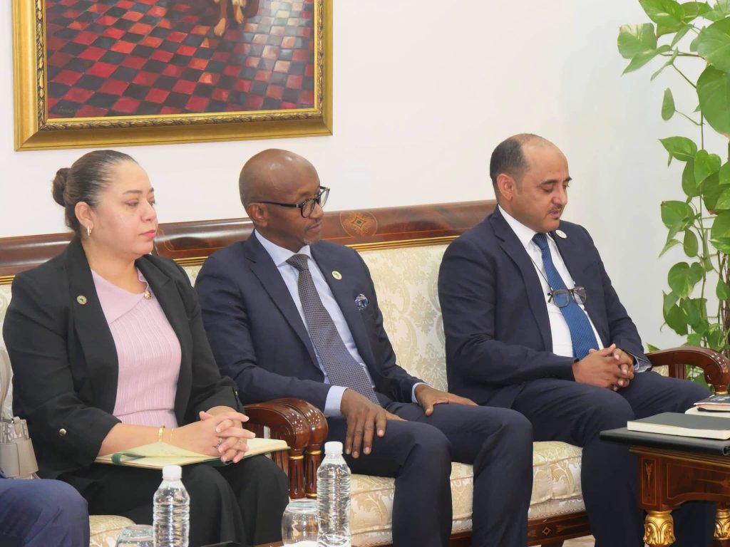 جلاوي يبحث مع البنكين الإسلامي والإفريقي للتنمية تمويل كبرى مشاريع السكك الحديدية..العدّ التنازلي لإطلاق الخط السككي تمنراست -الجزائر