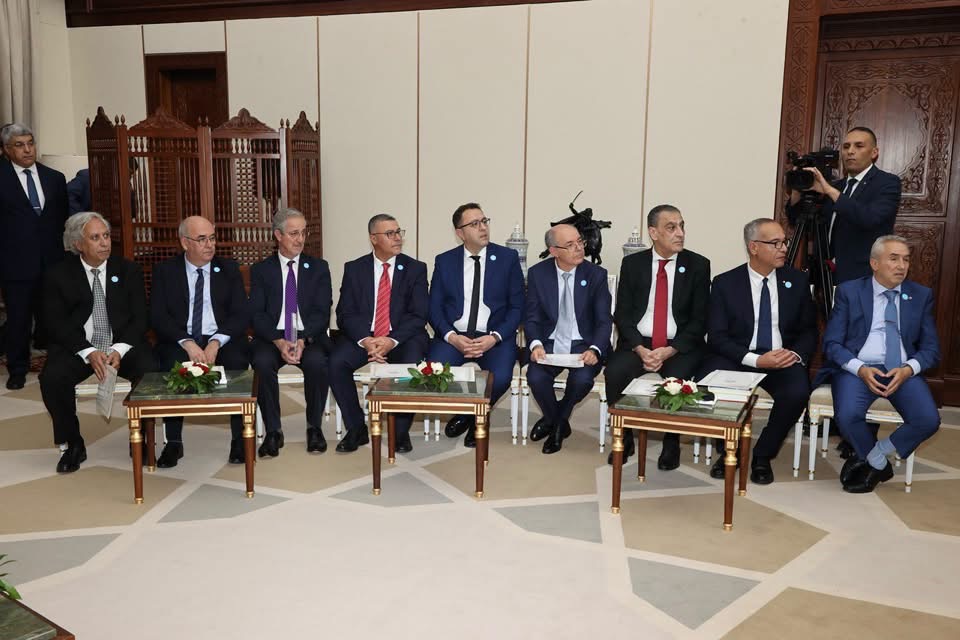 الرئيس تبون يستقبل علماء الجزائر!