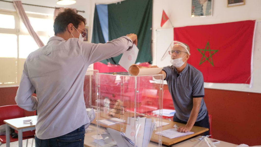 صناديق الاقتراع في المغرب: برلمان مشتت، شباب عازف، وسلطة استراتيجية لا تغادر القصر