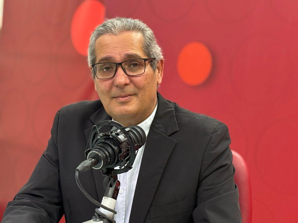 نغمة “الوصاية” تعود من تونس.. من يزعجه تقارب قرطاج والمرادية؟
