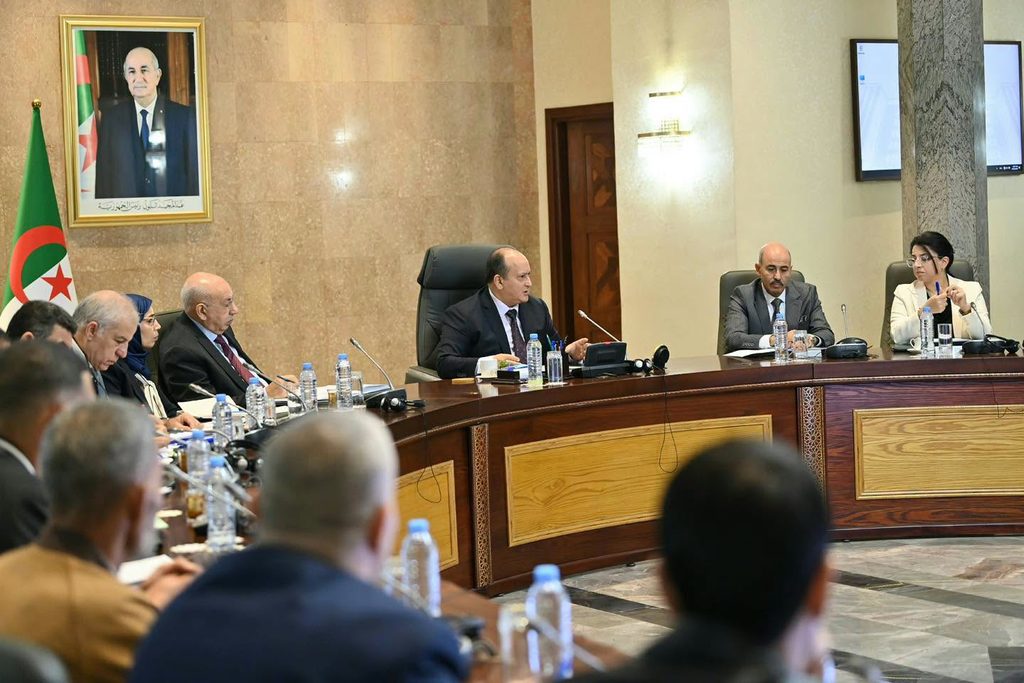 تنفيذًا لتعليمات الرئيس تبون.. اجتماع حكومي لضبط الأسعار وضمان وفرة المواد الأساسية